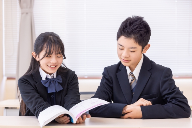 生まれたばかりの赤ちゃんの手をやさしく包む親の手