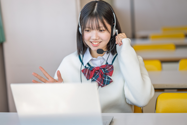 子どもの小さな手を見つめながら寄りそう親子のあたたかな時間