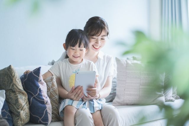 その子に合った関わりのなかで笑顔をかわす親子